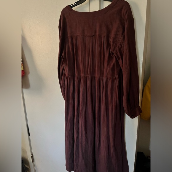 Madewell // Lightspun Button-Front Midi Dress in Dark Fig - Picture 8 of 8